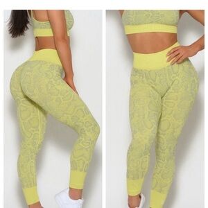 Bombshell sportwear Snake print leggings Yellow Size Medium